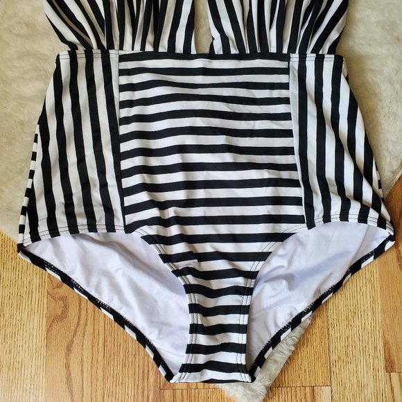 🎊HP🎊 NWOT COCOSHIP STRIPE PIN-UP GIRL HALTER ONE PIECE SWIMSUIT - Picture 4 of 8